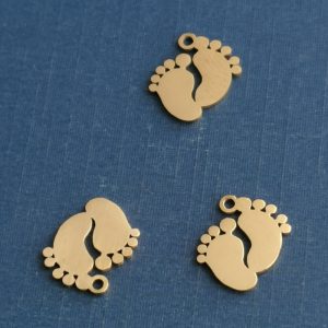 Colgante acero inoxidable dos pies de bebe dorado 18 Uds.