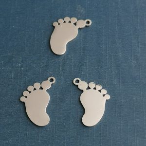 Colgante acero inoxidable pie de bebe plateado 36 Uds.