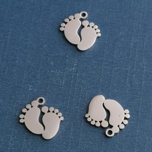 Colgante acero inoxidable dos pies de bebe plateado 36 Uds.
